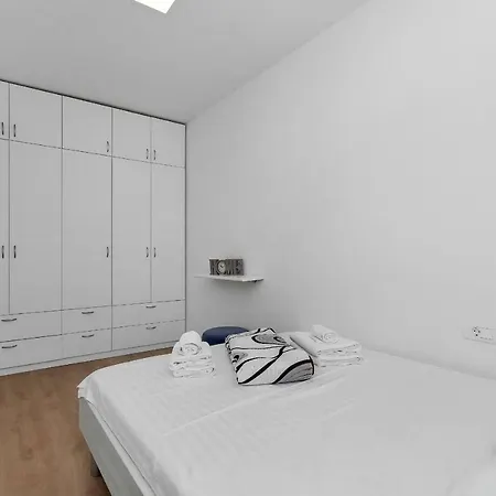 Apartman Jug *